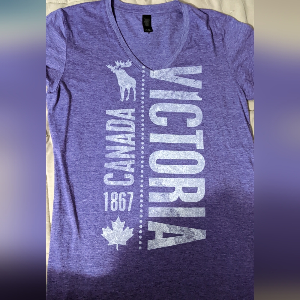 Initial Attraction Canada Victoria Purple Graphic Women's Tee Size XL
